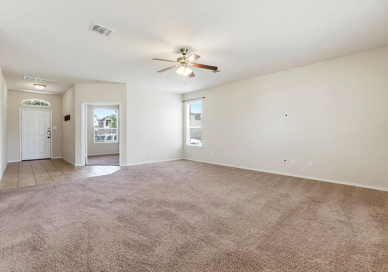 4 bedroom home located in Yowell Ranch with Rent Special — Photo 3