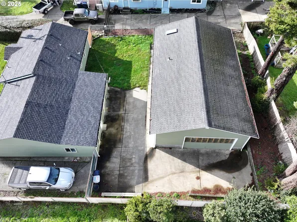 908 Easy St, Brookings, OR 97415