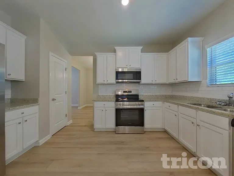 831 Bryson Lake Cir — Photo 4