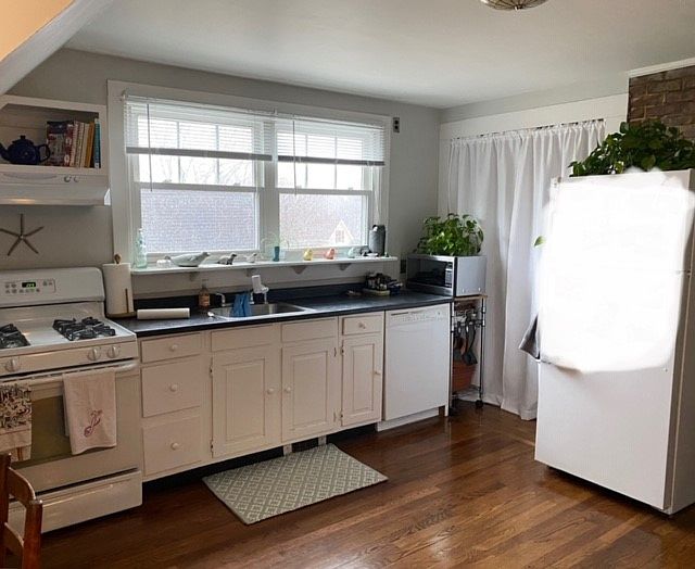 Kitchen eat in w/gas range, dishwasher, disposal & fridge