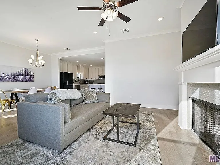 10238 Grayton Dr — Photo 3