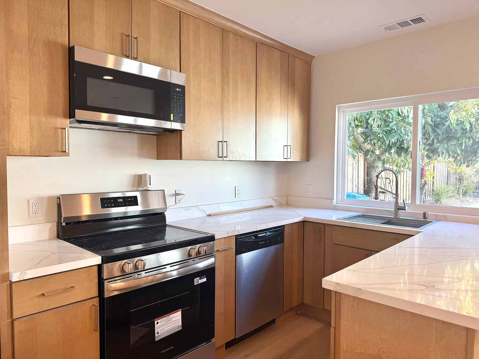2 bed, 800 sqft, $3,800 — Photo 2