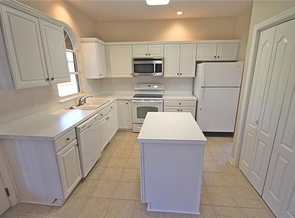 5th image of 620 Meadow Glen Ct