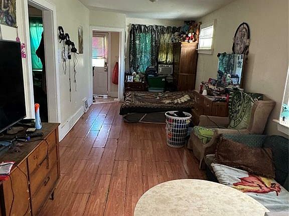3rd image of 1019 Athol St