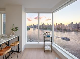 20 Halletts Point, Astoria, NY 11102