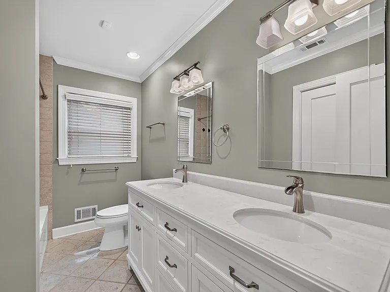 Full hallway bathroom w/tub-shower combo.