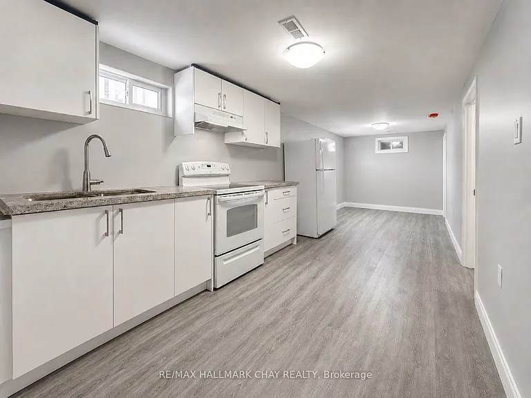 32 Stewart Ave #LOWER — Photo 3