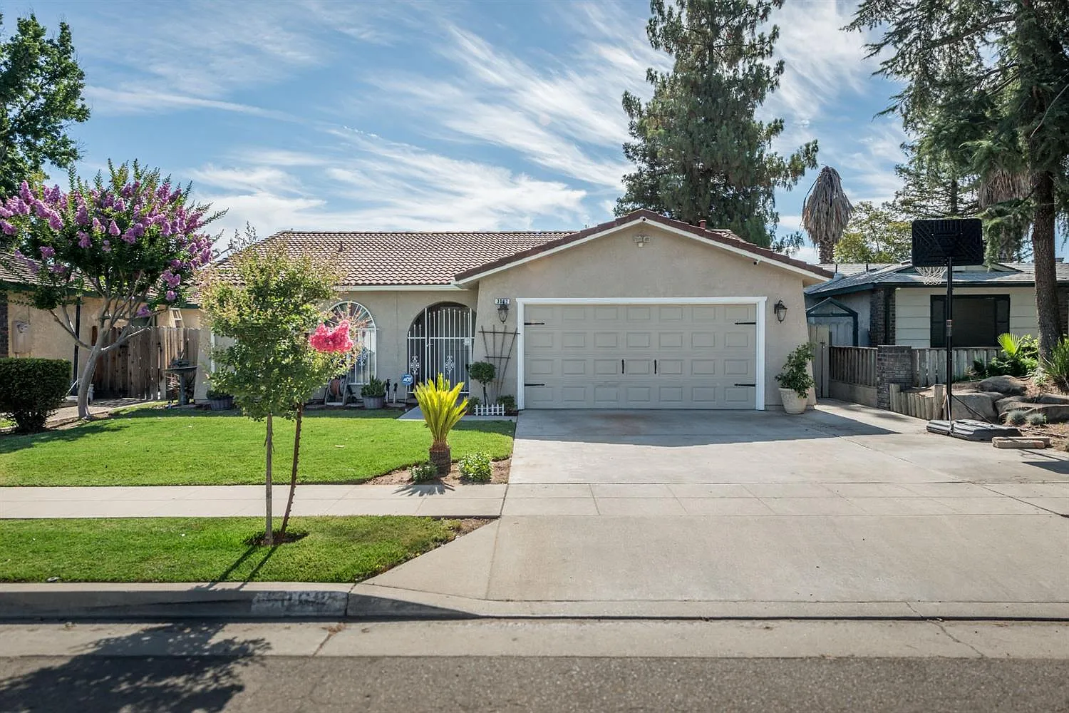 3062 N Selland Ave photo 1