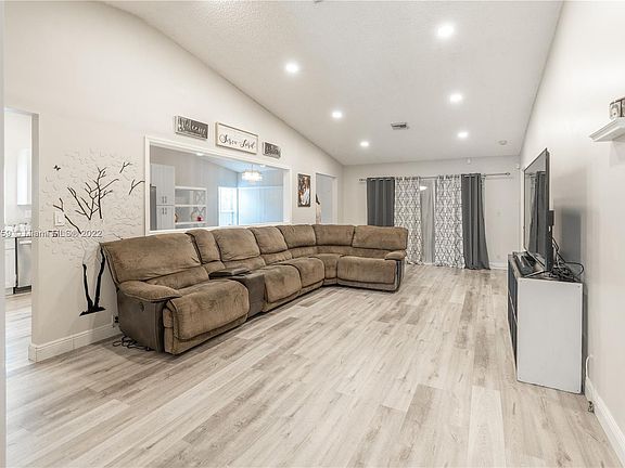 4th image of 8432 NW 34th Mnr