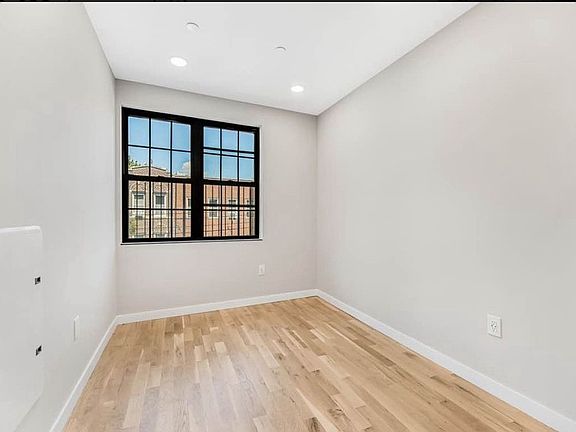 3rd image of 1000 Findlay Ave #2