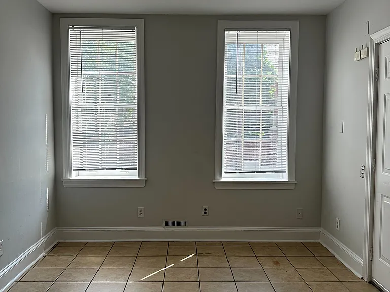 309 W 6th St #1 — Photo 4