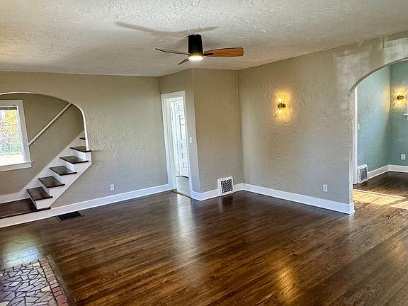 4th image of 233 Highlake Ave