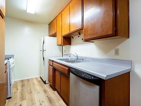 5th image of 2469 Purdue Ave #103