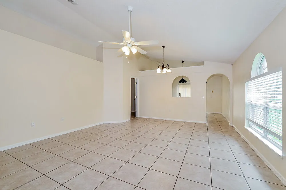 3 bed, 2.0 bath, 1303 sqft, $2,050 — Photo 3
