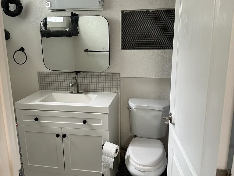 643 Thoma St #B — Photo 16
