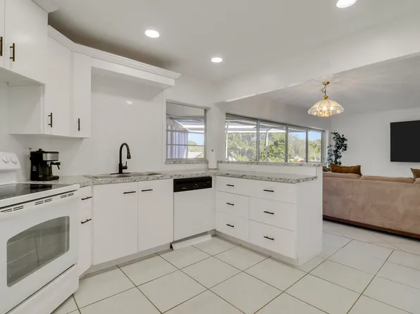 7 Greenway Village N #202, Royal Palm Beach, FL 33411