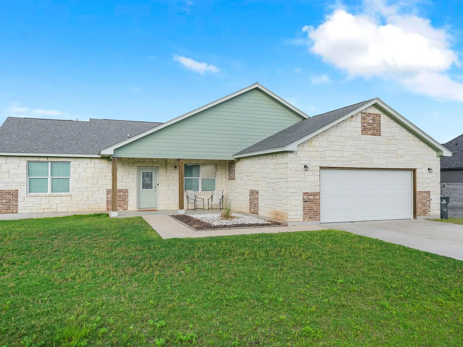 3 bed, 2.0 bath, 1813 sqft, $2,450 — Photo 3