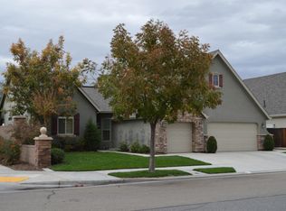 481 W Warwick Ave, Clovis, CA