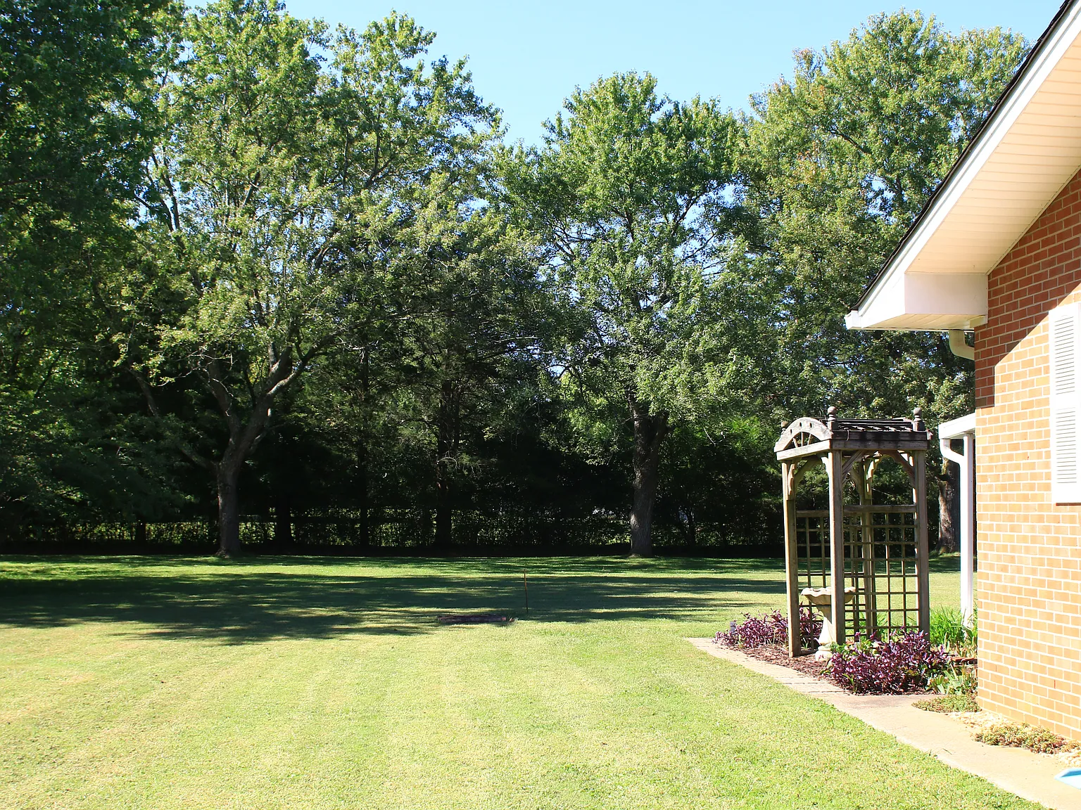 4 bed, 2.5 bath house on large lot — Photo 2