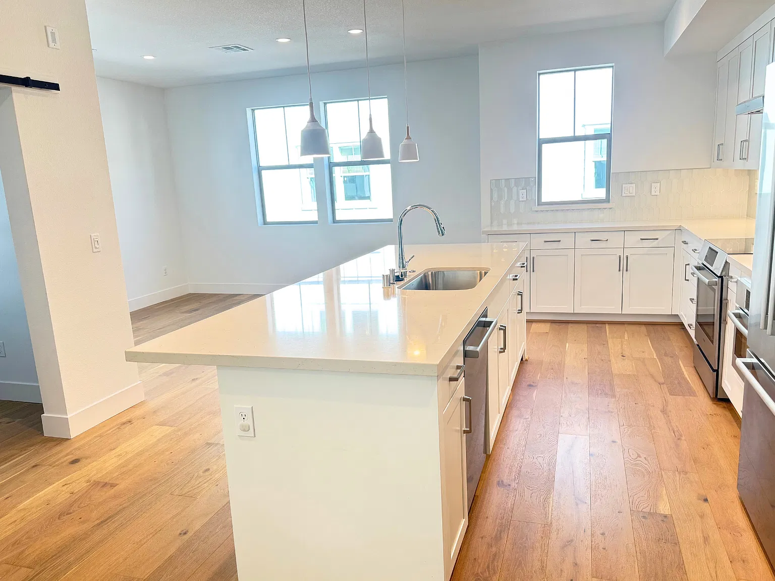 4 bed, 3.5 bath, 2169 sqft, $5,100 — Photo 2