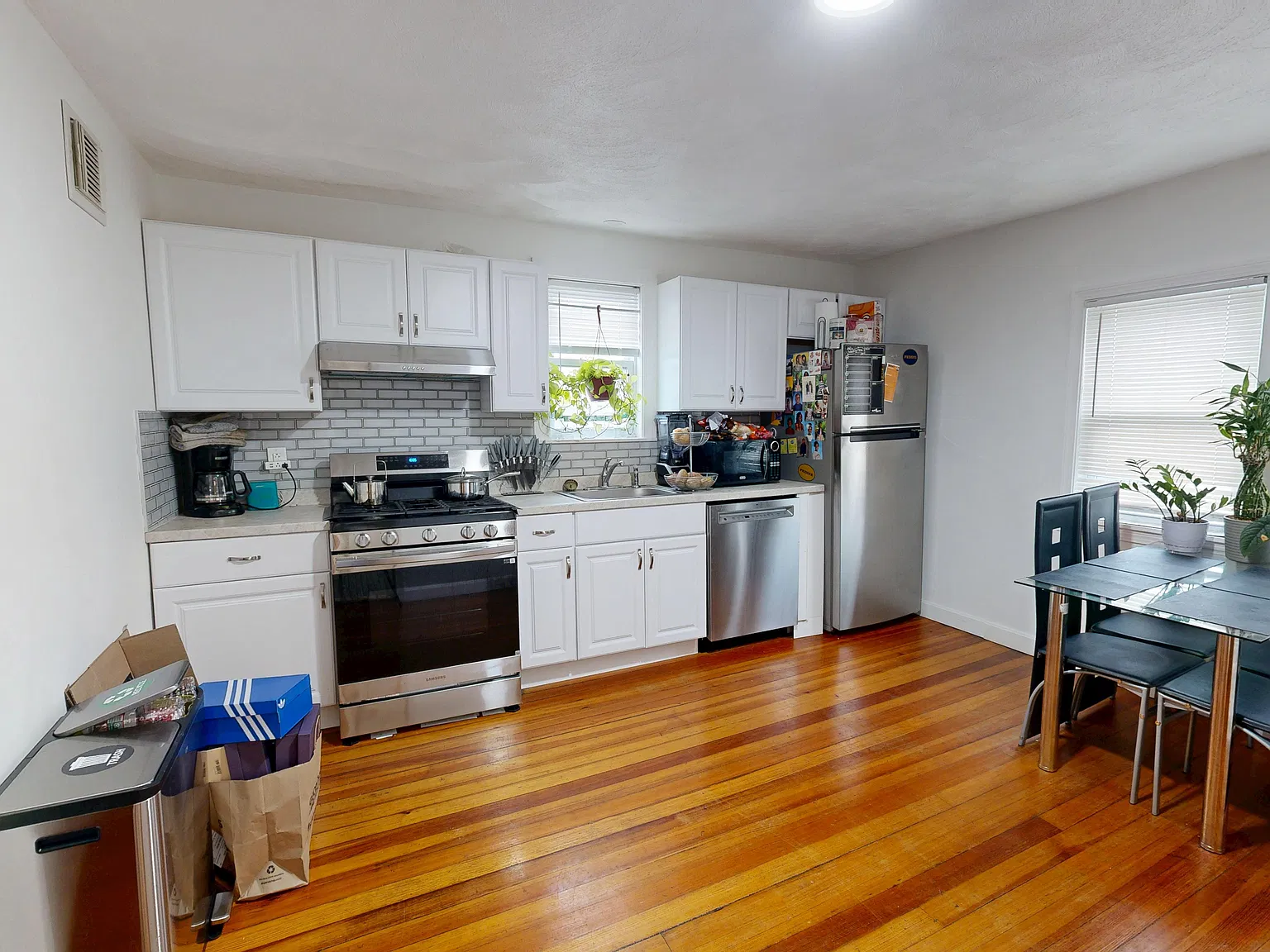 2 bed, 800 sqft, $2,300 — Photo 1