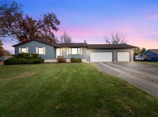 460 Beverly St, Robins, IA 52328