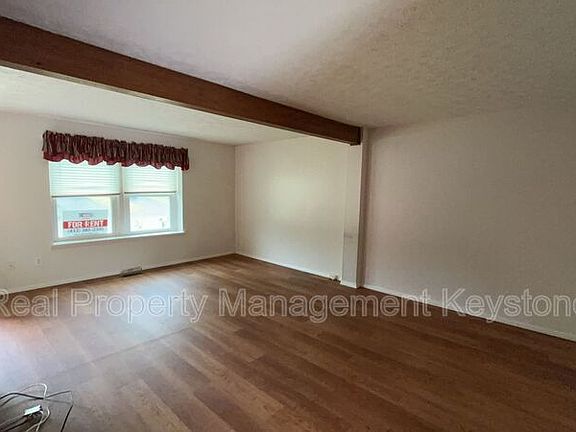 3rd image of 176 W Russets Cir