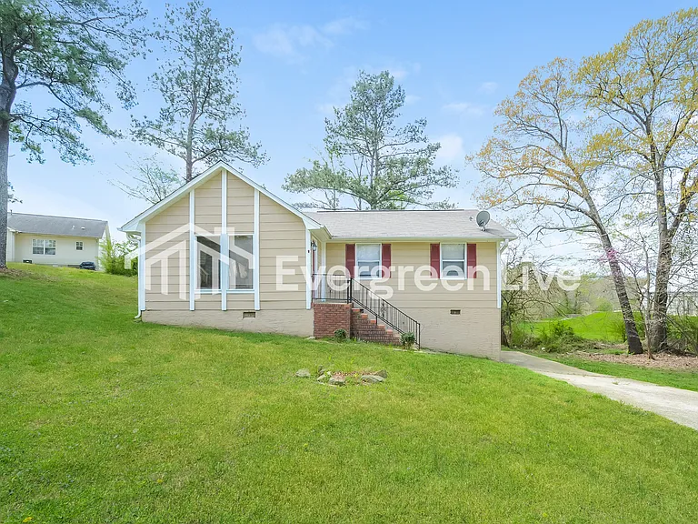 204 Leewood Cir — Photo 1