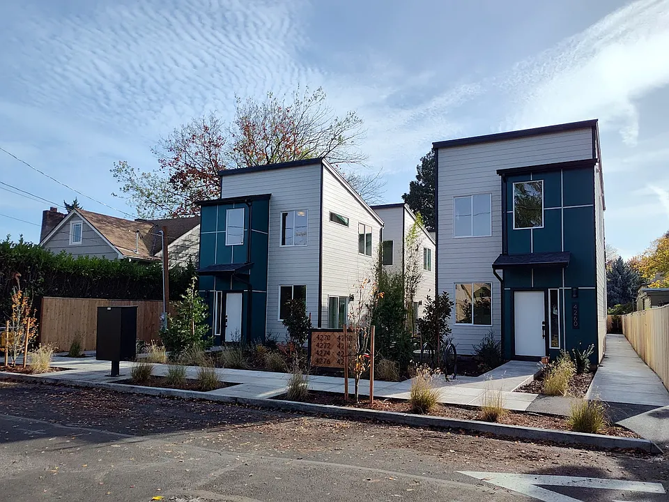 4266 NE Going St