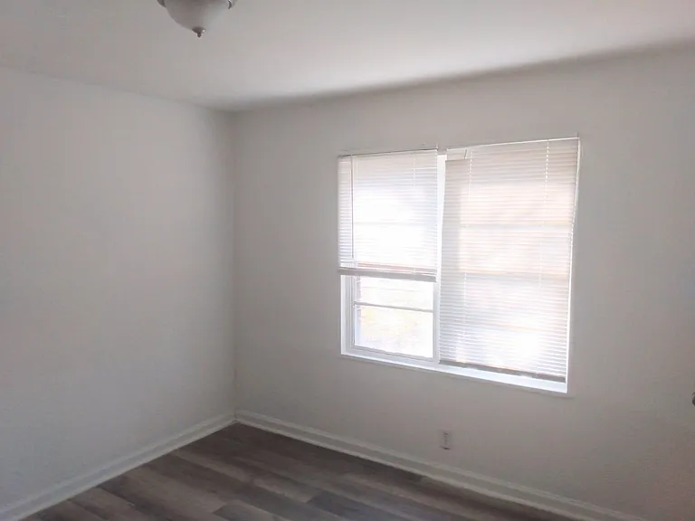 2504 Thompson Ave — Photo 11