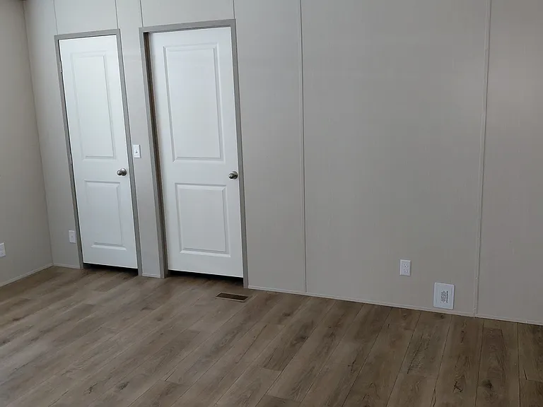 339 Lakeway Dr — Photo 1