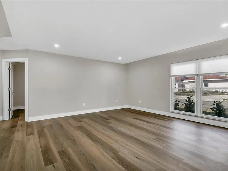 525 Lamara Way NE — Photo 24