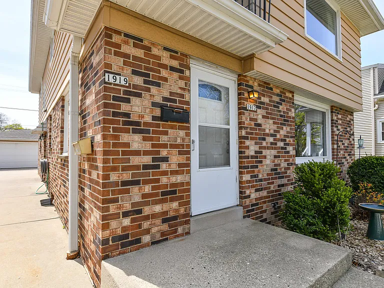 1917 E Hillcrest Ave — Photo 5