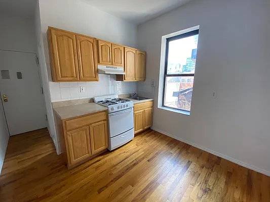 Rented by GreenVill Real Estate LLC | media 8