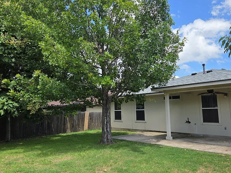 307 Golden Gate Dr — Photo 4