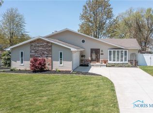 1749 Ashfield Dr, Maumee, OH 43537