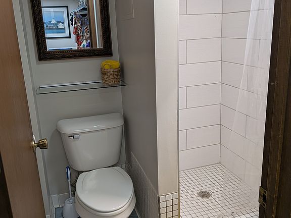 4th image of 396 Beacon Ave
