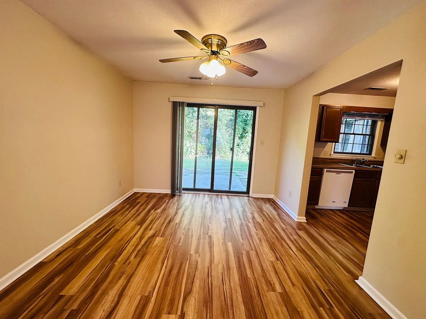 3 Bedroom 2.5 Townhouse — Photo 3