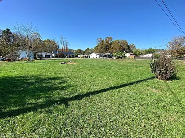 8 Meadow View St, Elizabeth, WV 26143