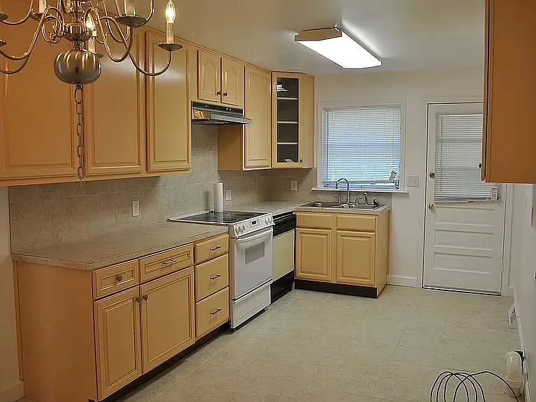 3 bed, 1100 sqft, $1,900 — Photo 3
