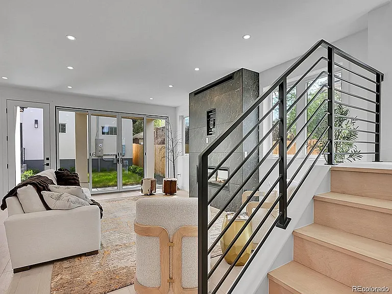 300 S Franklin St — Photo 17