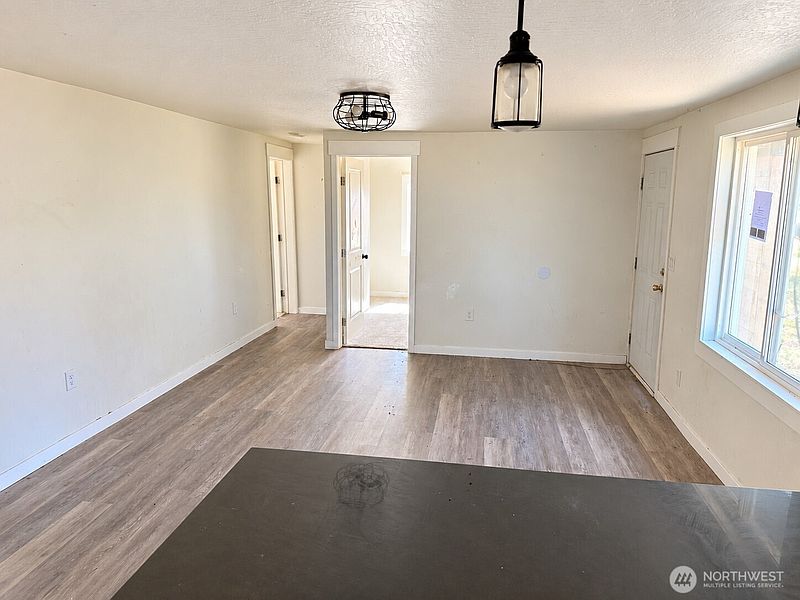 3rd image of 410 E Cherry Avenue