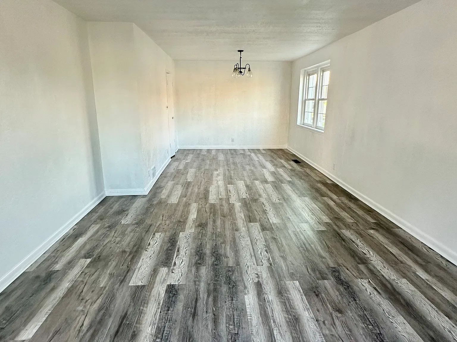 5 bed, 2346 sqft, $1,900 — Photo 2