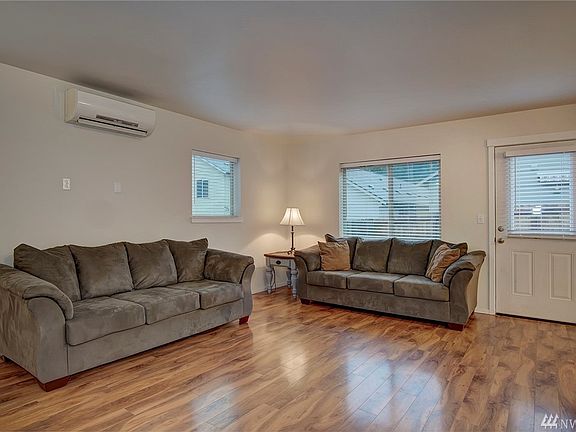 5th image of 409 NE Ohenry Ct