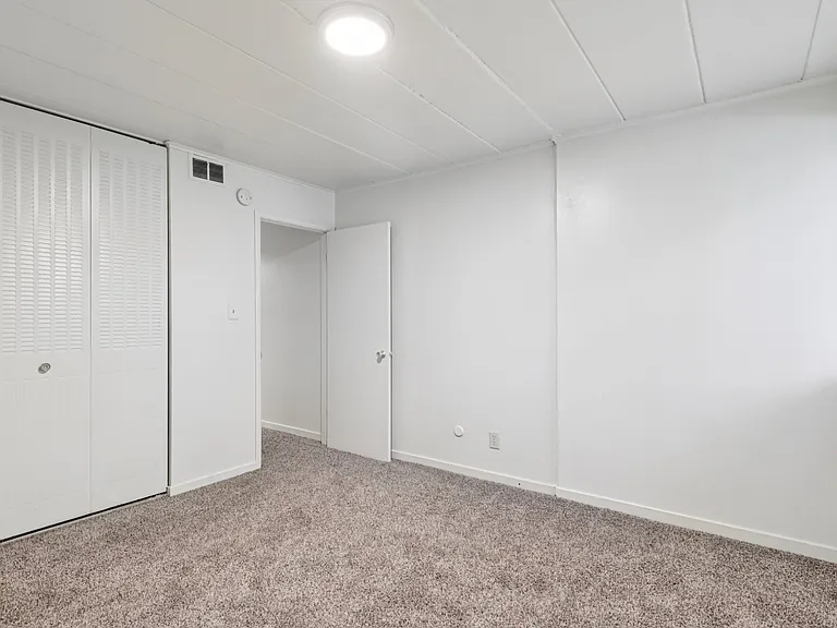 Roberta Gardens Apartments — Photo 10