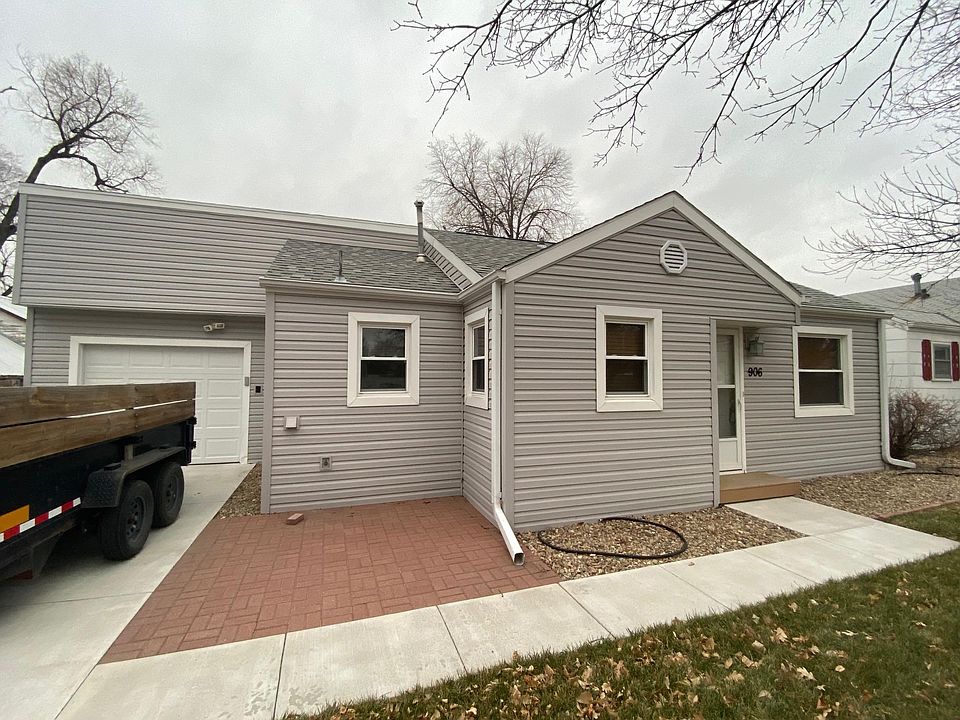 1st image of 906 E 9th St
