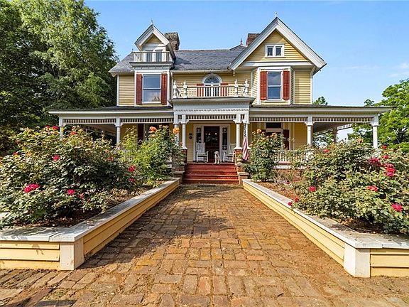 2nd image of 204 Railroad Ave