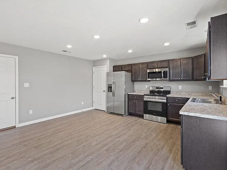 8109 Driftwood Loop — Photo 10