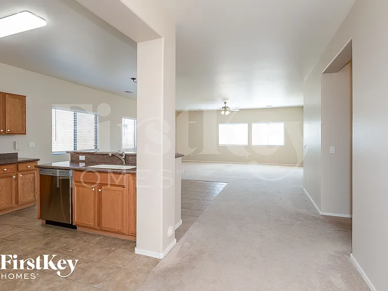 239 E Saddle Way — Photo 6
