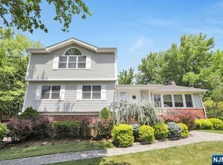 10 Lynn Dr, Englewood Cliffs, NJ